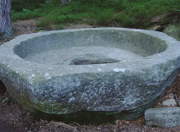 Cuveau des Fées à Escles, site associé au folklore local